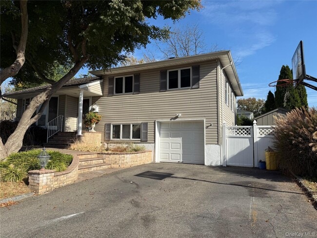 Building Photo - 11 Syosset Cir