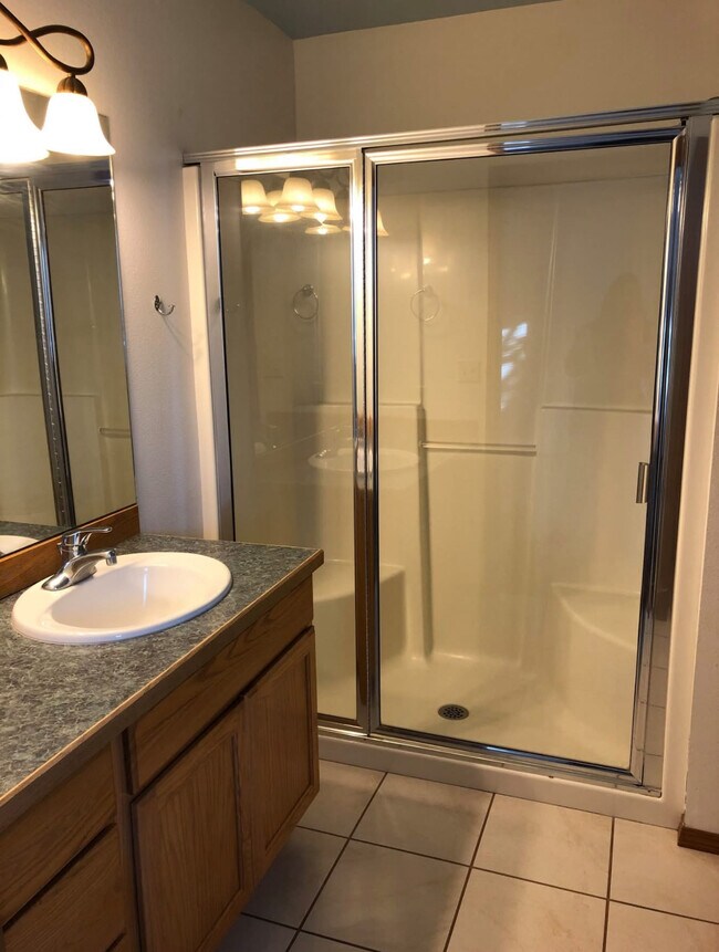 Building Photo - 501 E Walnut Cir