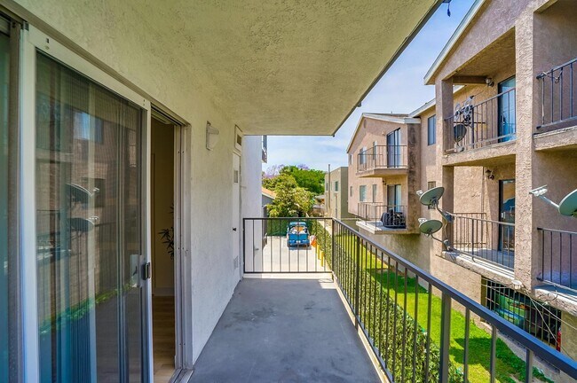 Building Photo - Spacious -2bd/1ba -$2,050.00 - LBC - Parki...