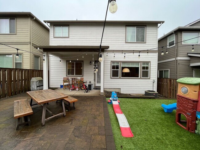 Building Photo - Beautiful Beaverton 3 Bedroom 2.5 Bathroom ~ Home In River Terrace w/ Level 2 EV Charger in Garage!