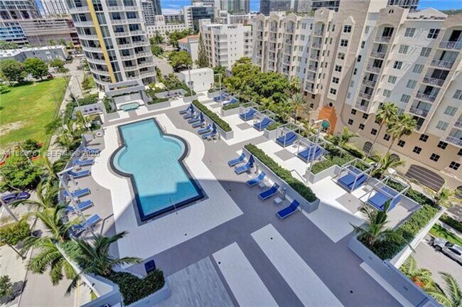 Building Photo - 480 NE 30th St