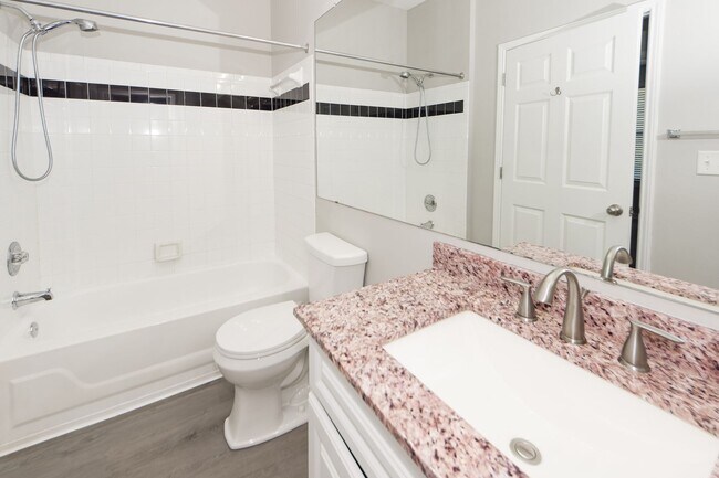 Building Photo - 1 Bedroom 1 Bath Condo in Southampton Pointe - Mt. Pleasant