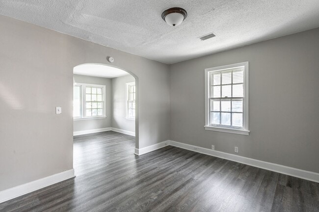 Building Photo - Newly Renovated 2 Bedroom 1 bath Home