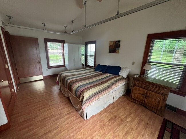 Building Photo - 3 bedrooms, 3 Full Bathrooms on the channe...