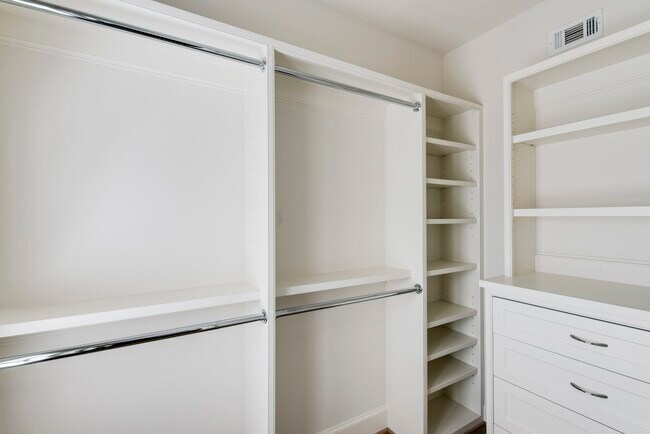 Building Photo - 5144 Chevy Chase Dr