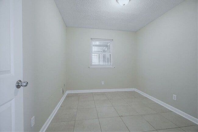 Building Photo - 5471 Buena Vista Ave