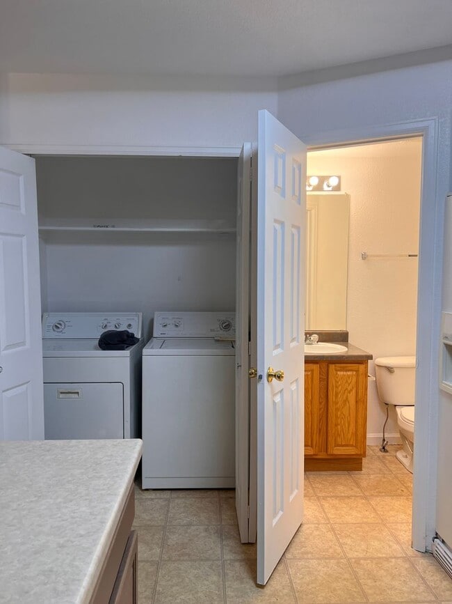 Building Photo - Gorgeous 2 bed/2.5 bath townhome in Welby Glen