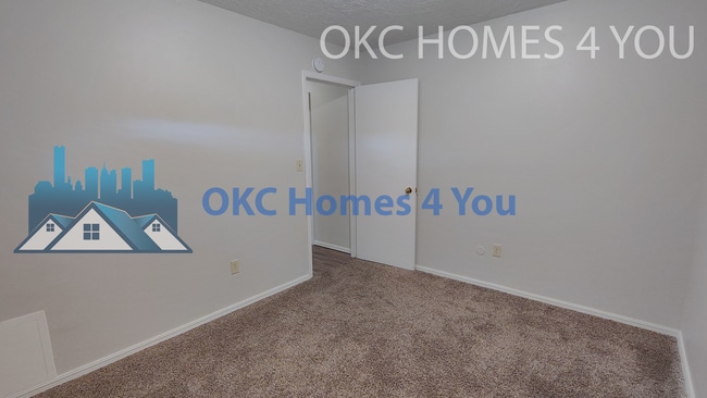 Building Photo - Half Duplex with Tons of Space!