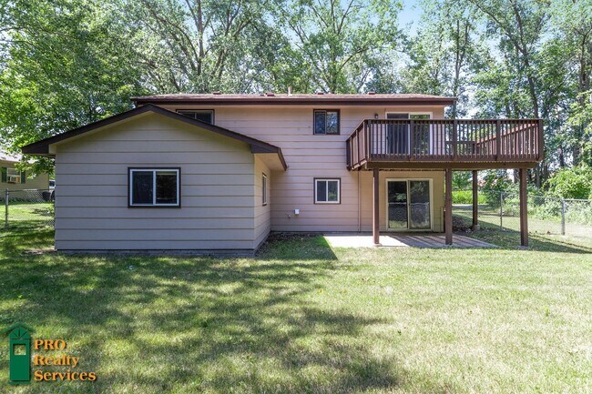 Building Photo - Spacious 4 Bedroom Home **Half Off October...