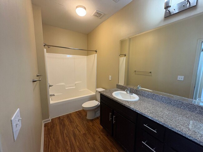 Building Photo - 452 Poplar St