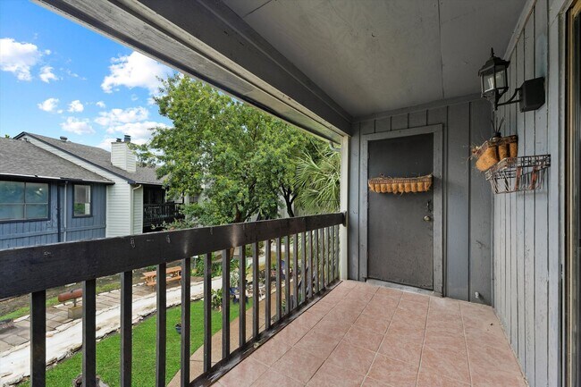 Building Photo - Stunning Remodeled Apartment in Houston!