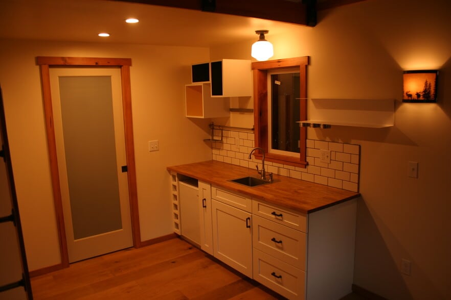 Building Photo - 302 Fir St NE