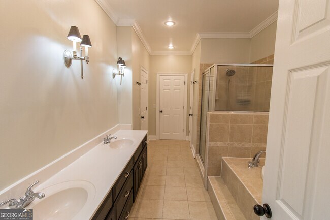 Building Photo - 906 Monarch Cir