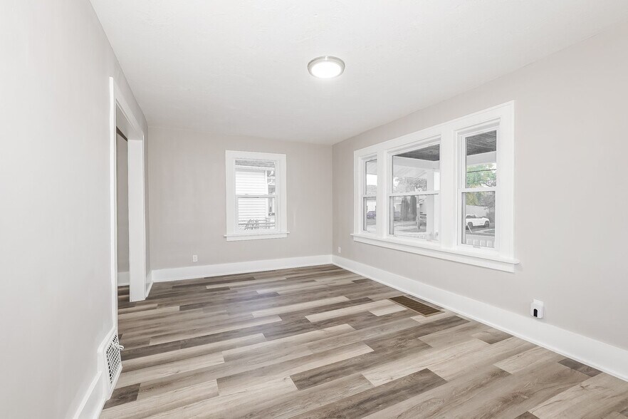 Building Photo - 1001 W 20th St