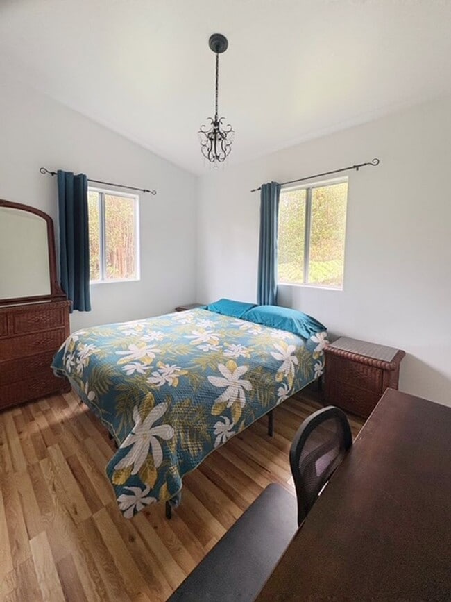 Building Photo - 2BR/1BA Furnished Home – Available June 1 – Screened Lanai, Fiber Internet, W/D