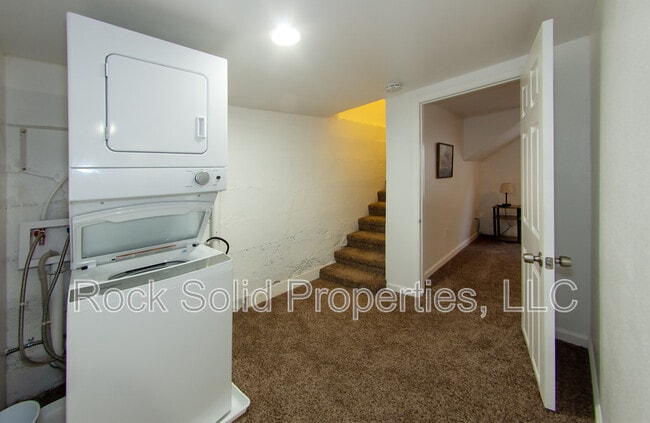 Building Photo - 516 E 6th St