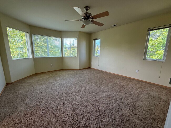 Building Photo - 3 Bedroom 2.5 Bath DuPont Townhome