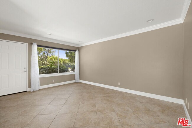 Building Photo - 1685 E Avenida De Las Flores