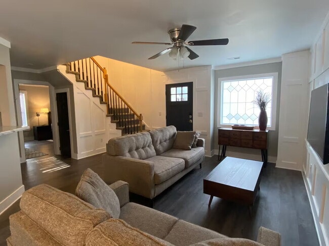 Building Photo - Beautiful 3 bed, 2 bath in Central