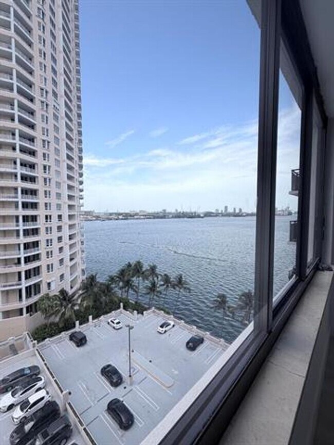 Building Photo - 540 Brickell Key Dr