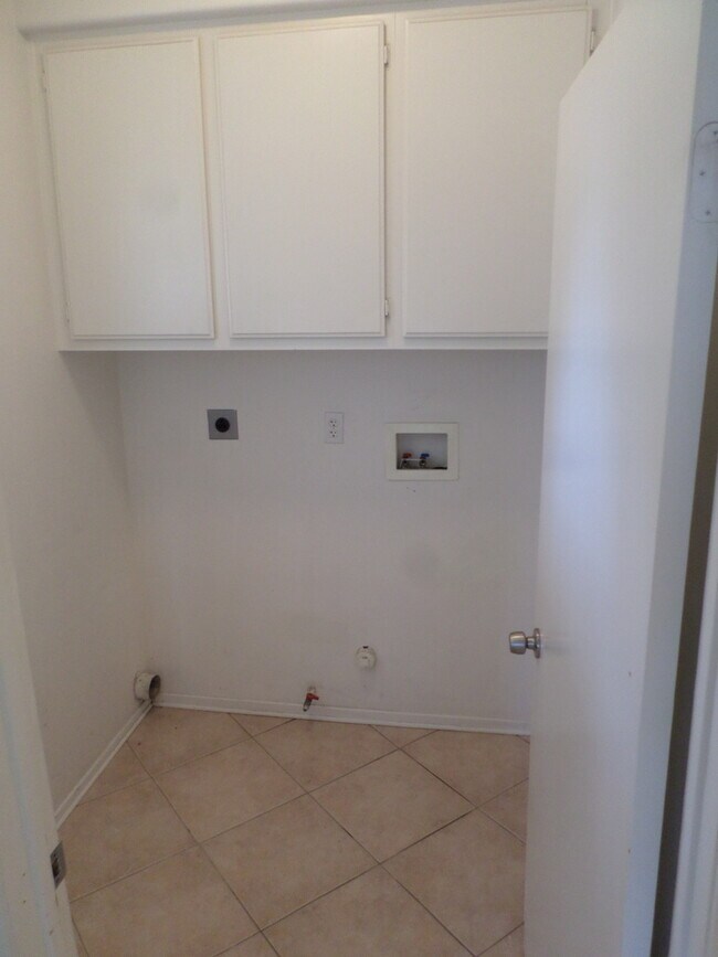 Building Photo - Really Cute 3 BR/ 2.5 BA Home in Beautiful Paseo Del Sol