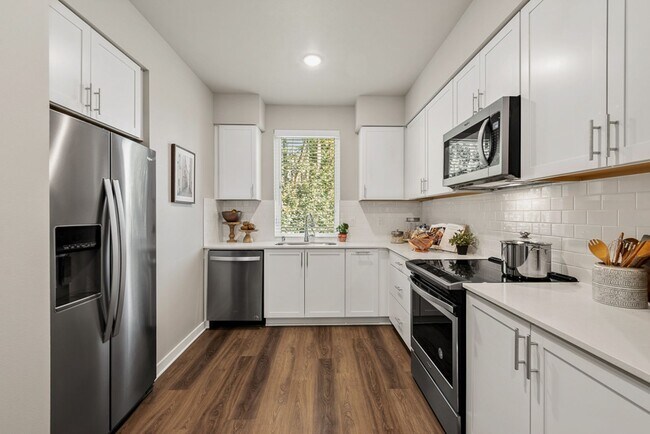 Building Photo - 2 Bedroom 2.5 Bath | 2 Car Garage | 2,900.00