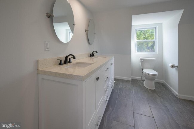 Building Photo - 1979 US-206