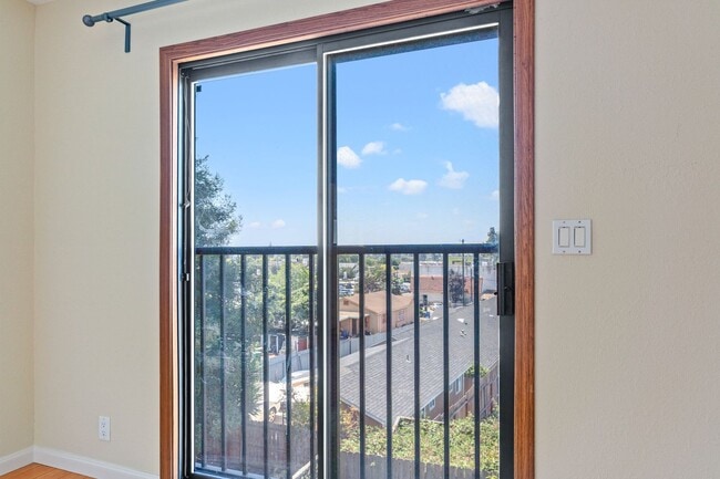 Building Photo - Utilities Paid! 3 Bedroom in Hayward with ...