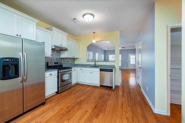 Building Photo - 2437 Duxbury Dr