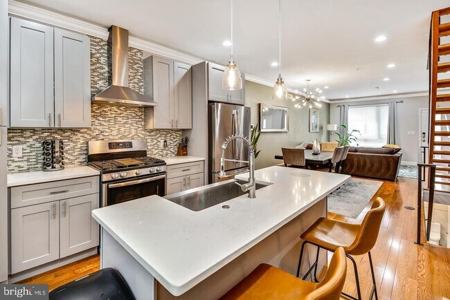 Building Photo - 1945 Watkins St