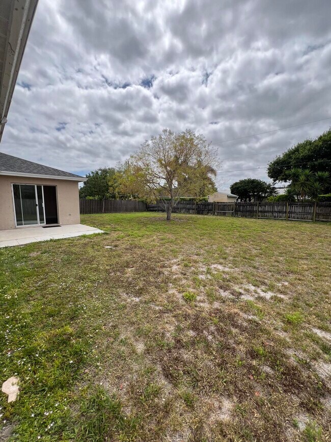 Building Photo - 216 SE Eyerly Ave