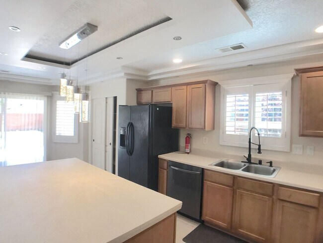 Building Photo - Don't Miss Out! Spacious 3 Bed, 2.5 Bath Home in Los Lunas – Open Layout & Prime Location