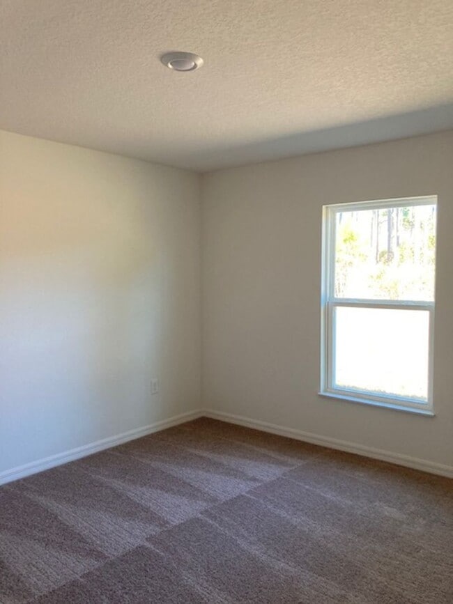 Building Photo - Like New 3/2/2 house with a screened in porch.