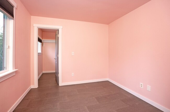 Building Photo - Convenience Meets Charm in this 3 Bedroom ...