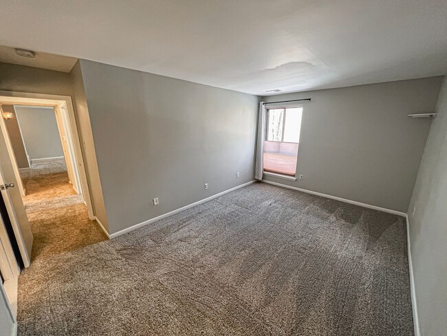 Building Photo - Sun-filled 2 Bed 1.5 Bath With Bonus Offic...