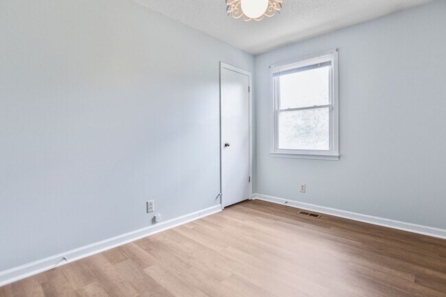 Building Photo - Pet Friendly Three Bedroom!