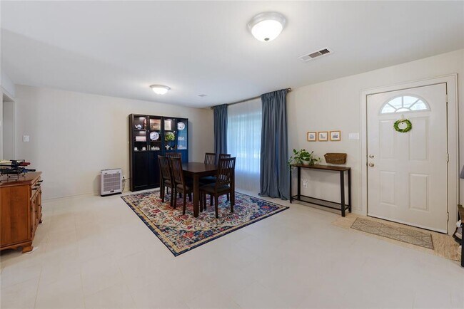 Building Photo - 2114 Hewitt Dr