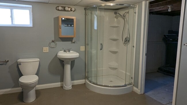 Building Photo - Bonus rooms galore in updated West End home!