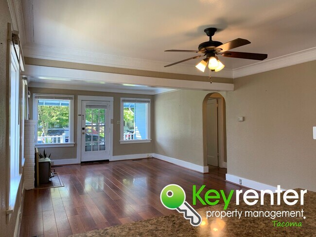 Building Photo - Charming Tacoma Craftsman House!