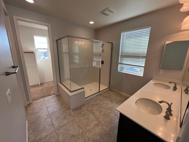 Building Photo - 3 Bedroom | 2.5 Bathroom | Sun Dance Lake ...