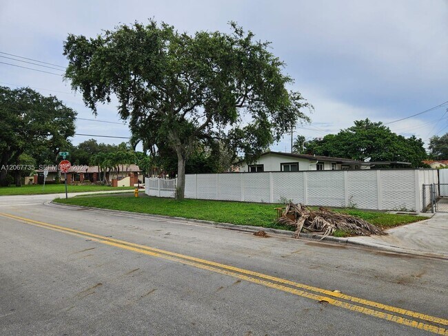 Building Photo - 695 W 76th St