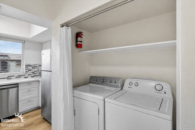 Building Photo - Stylish 2Bdm 1Ba Apartment with Fireplace in Phoenix - MI Special!