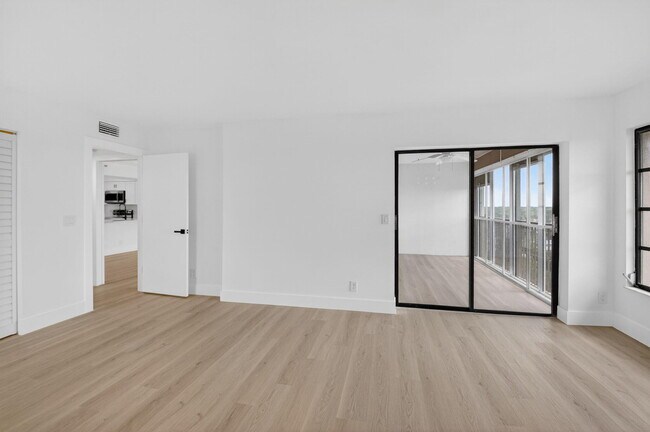Building Photo - 14475 Strathmore Ln