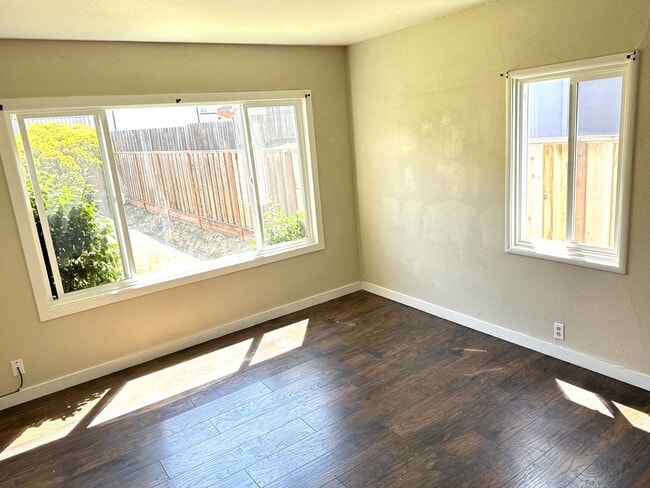 Building Photo - 3 + Beds 2 Baths Home With Large Yard /Was...