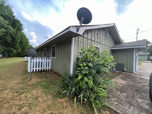 Building Photo - 11 Glenda Dr