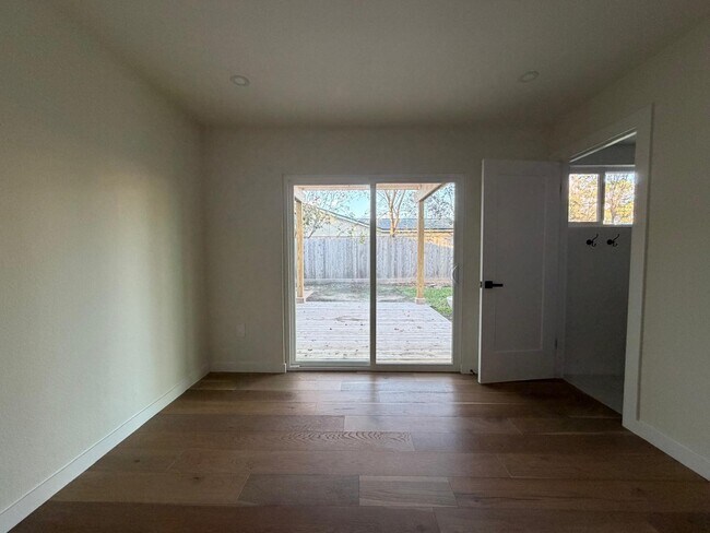 Building Photo - 2618 Pine Village Dr