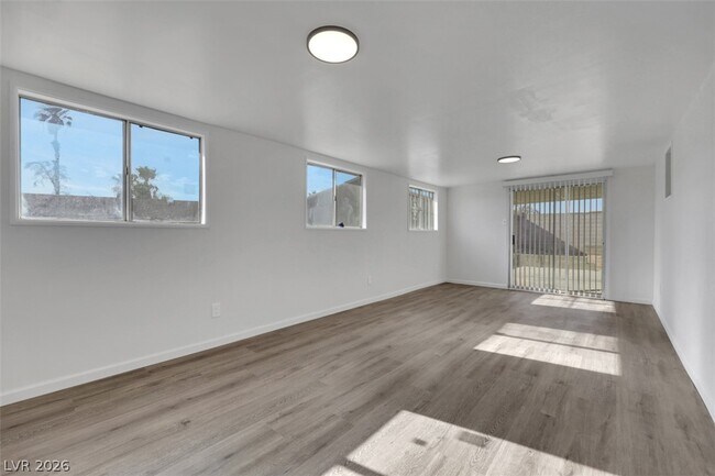 Building Photo - 932 N Major Ave