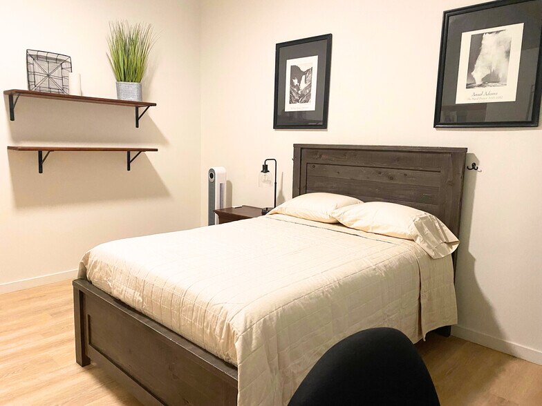 Room 5: Clean linens and plenty of storage. - 8941 E 24th Ln