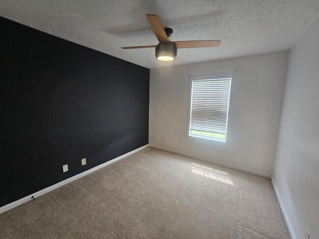 Building Photo - 1377 Mutual Dr