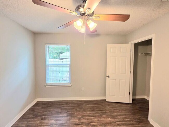 Building Photo - 6607 Woodbury Forest Dr
